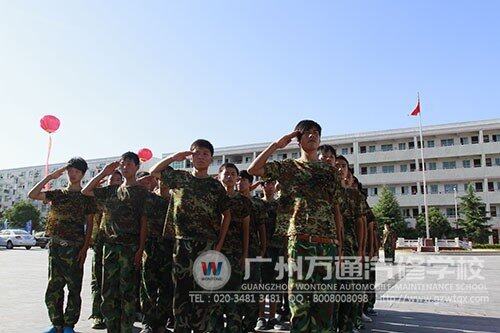 新生入学课 军训锻造学子钢铁意志