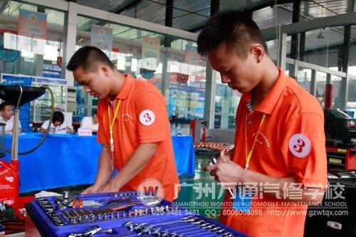 “万通杯”大赛现场：用完工具及时复位  规范的操作流程