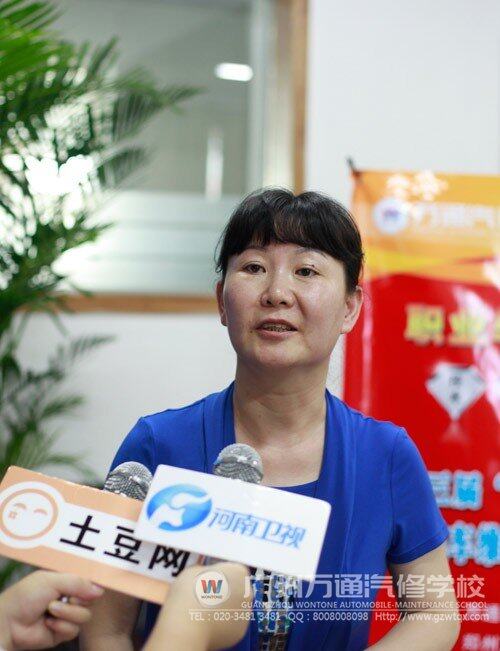赵丽丽秘书长接受记者采访