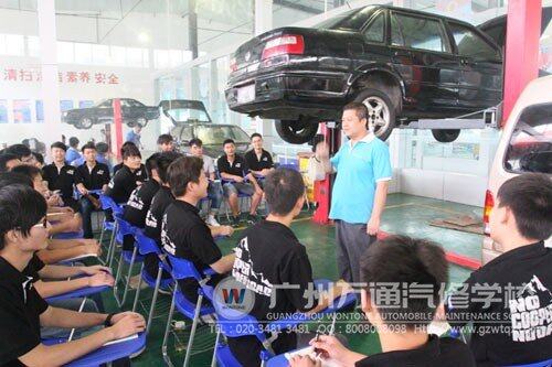 万通汽修学校仝小雷老师幽默风趣的语言-深深吸引了固铂班学子