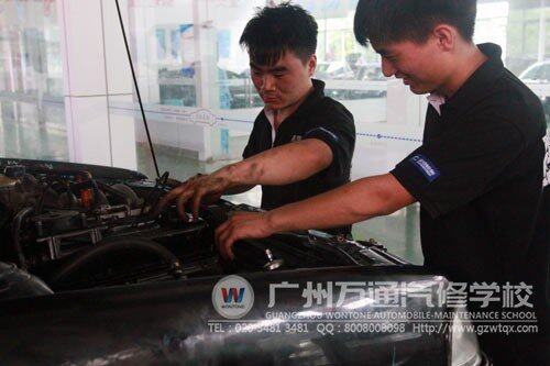 实训中心  分组进行实训的万通学子