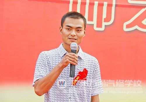薛青文返校谢师恩