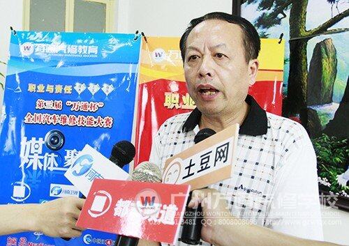 新华教育集团汽修事业部副总经理何扬接受记者采访