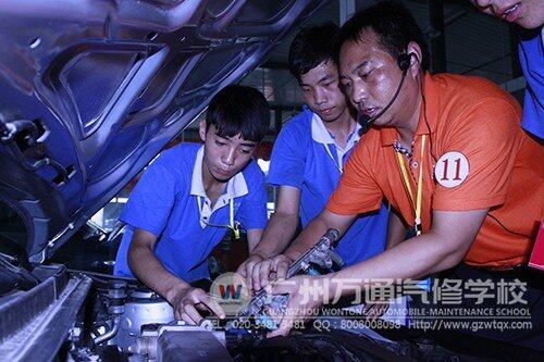 “理实一体化”教学现场  教师循循善诱 学子寓学于乐