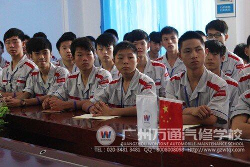 同学们正在认真聆听 