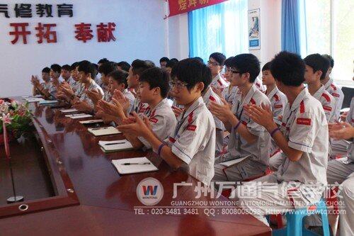 新生开班典礼现场，学生们热烈鼓掌