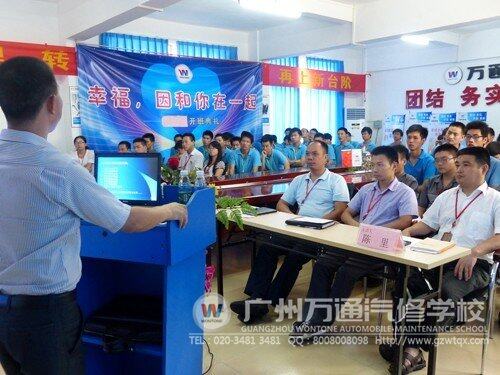 讲学现场，大家正在认真聆听