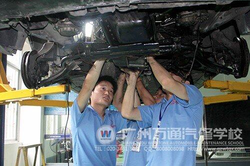 万通学子现在认真学习汽车部件