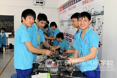 万通学子在进行专业教育