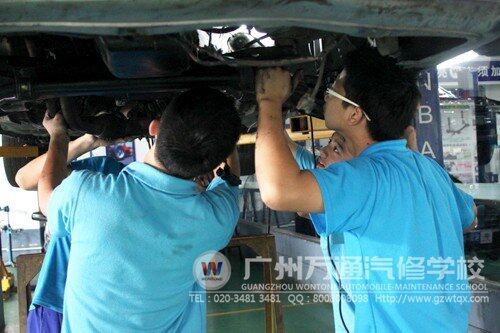 桑塔纳整车实训室，学生们正在进行转向器的拆装实训