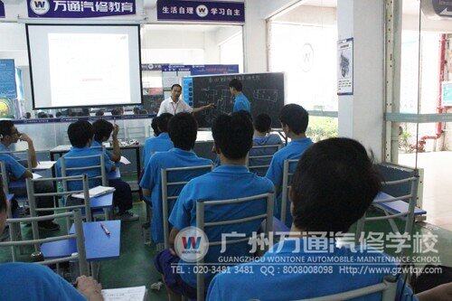 理实一体化教室之电控实训室（二），同学们正在学习继电器的相关理论知识