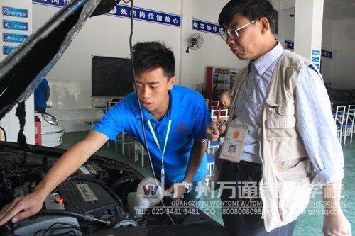实操考试时，考生正在认真操作