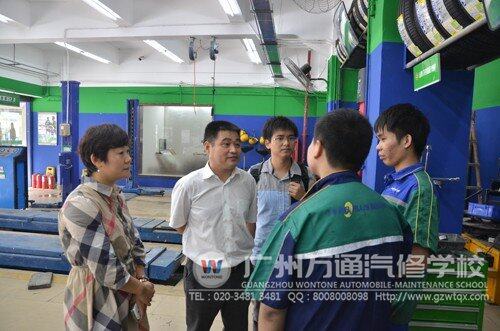 广州万通徐主任、刘主管正在和两名学生交谈