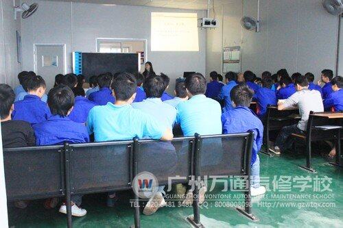 校园宣讲会现场，同学们正在认真聆听