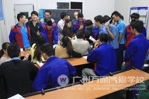 招聘会后，老总们和同学们交流