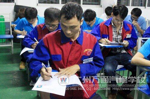 考试现场同学们正在认真答题