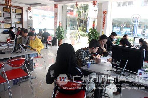四方学子正在报名