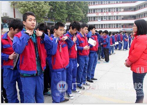 同学们整理着装准备面试