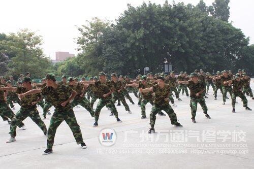 军训场上，学生英姿飒爽 