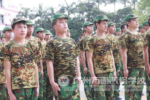 同学们昂首挺胸，站军姿