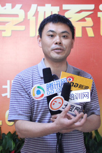 李东江教授接受媒体采访