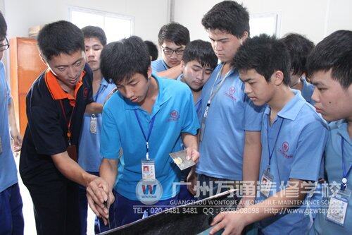 广州万通钣金课上，老师手把手教学