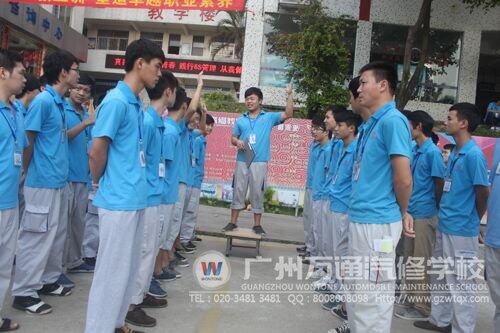 晨训中高台演讲  气氛热烈