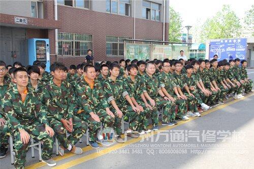 同学们正在听并了解安全知识