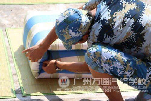 认真整理军被边角