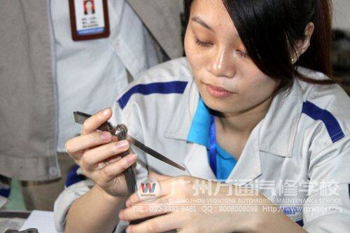 广州万通女学生杨敏华同学在认真学习汽修技术