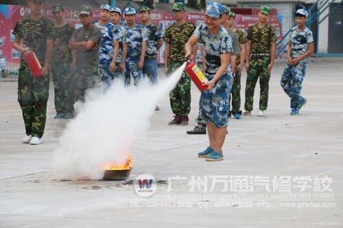 同学上场亲自实践如何用灭火器灭火
