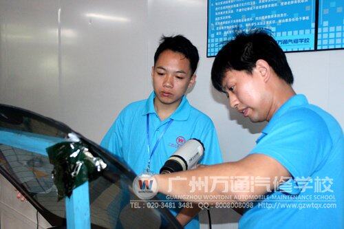 广州万通学子学习贴膜技术