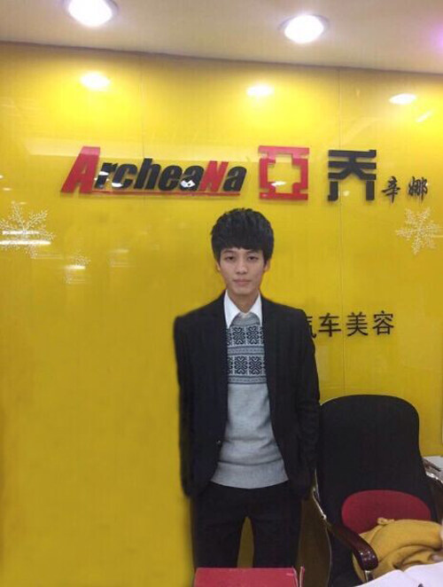 何顺福初中毕业后到广州万通学汽修，毕业后成为美容快修店店长