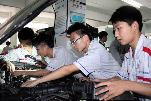 学汽修技术到广州万通，理实一体化教学学真技术