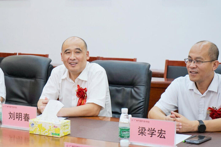 广州万通院校刘明春（左一）出席签约仪式