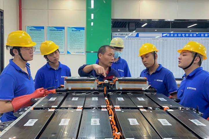 新能源汽车突破2000万辆
